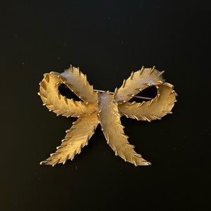 Crown Trifari Vintage Gold Tone Ribbon or Bow Brooch.